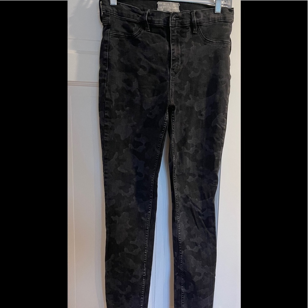 Free People camouflage women’s pants